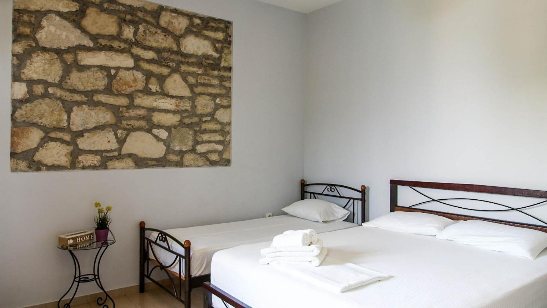 Guest House Suga 1 Qeparo Exterior foto